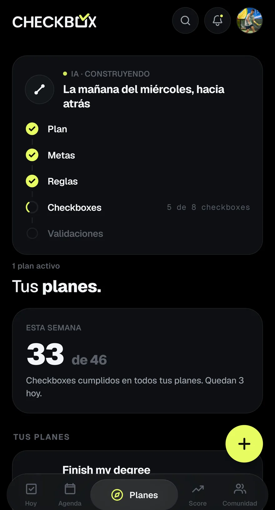 Una IA conectada construyendo dentro de CHECKBOX: plan, metas y reglas ya marcados, checkboxes en curso por cinco de ocho, validaciones todavia pendientes.